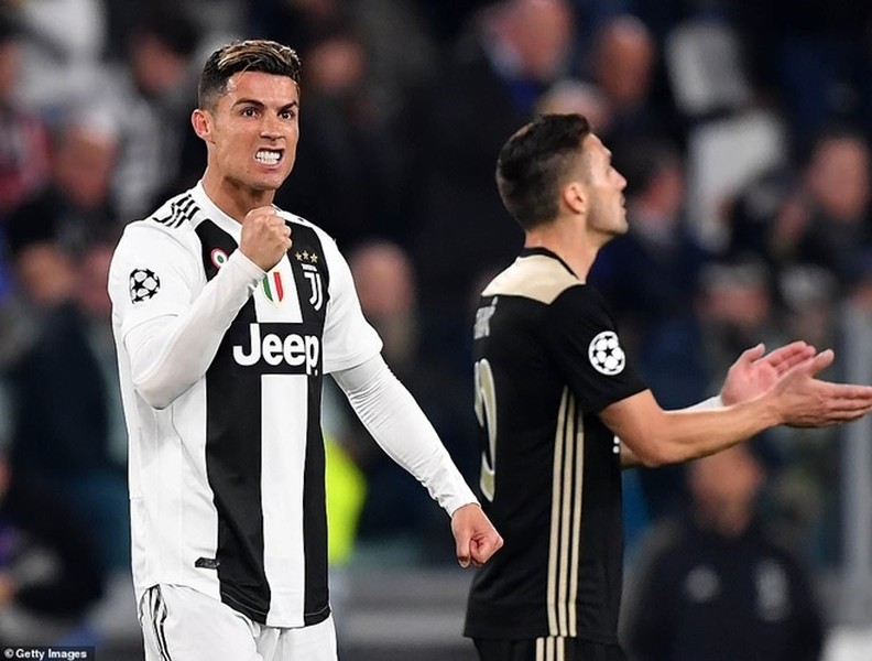 [ẢNH] Ronaldo quằn quại đau khổ khi Juve bị loại ở Champions League