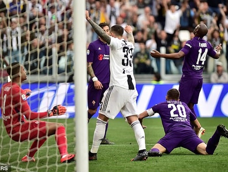 [ẢNH] Ronaldo thoải mái tu rượu khi Juve vô địch Serie A sớm 5 vòng