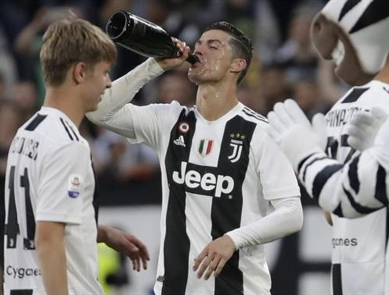 [ẢNH] Ronaldo thoải mái tu rượu khi Juve vô địch Serie A sớm 5 vòng