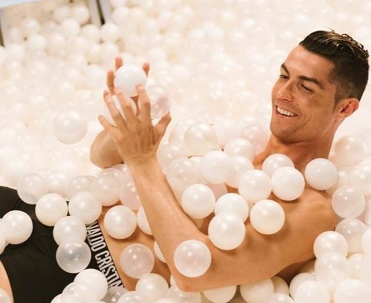 [ẢNH] Ronaldo lại khiến phái đẹp đứng ngồi không yên với bộ sưu tập đồ lót mới