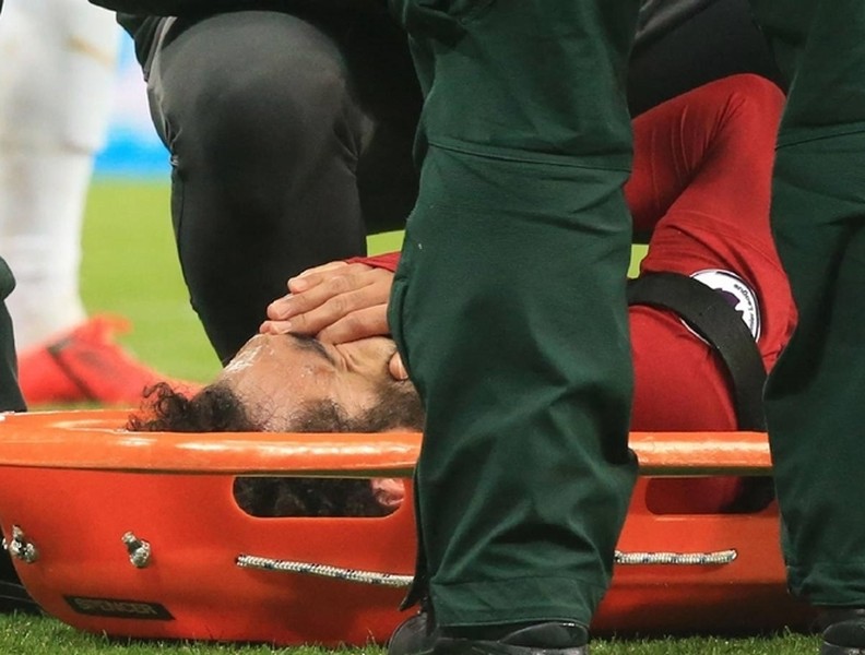 [ẢNH] Va chạm đáng sợ, Salah ôm mặt khóc đau đớn trên cáng rời sân