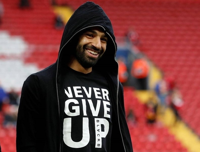 [ẢNH] Salah gây sốt khi mặc chiếc áo in thông điệp đặc biệt đến sân Anfield