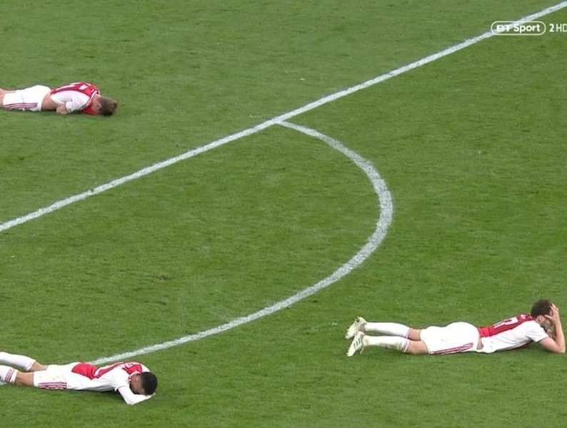[ẢNH] Dàn sao trẻ Ajax gục xuống sân như ngả rạ sau khi bị loại nghiệt ngã