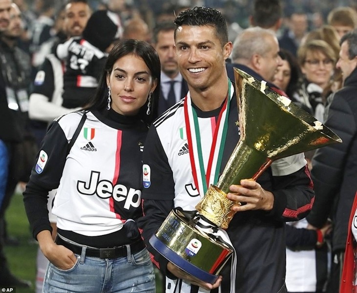 [ẢNH] Bạn gái xinh đẹp xuống sân ăn mừng vô địch cùng Ronaldo