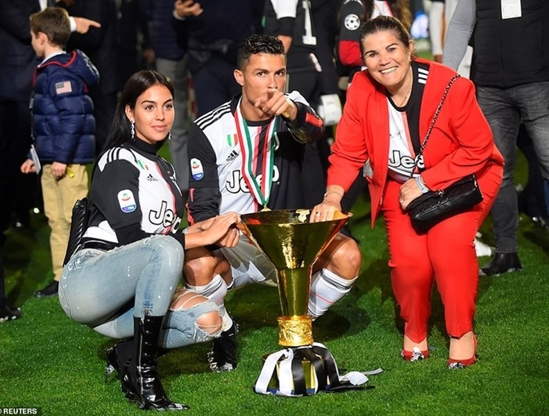 [ẢNH] Bạn gái xinh đẹp xuống sân ăn mừng vô địch cùng Ronaldo