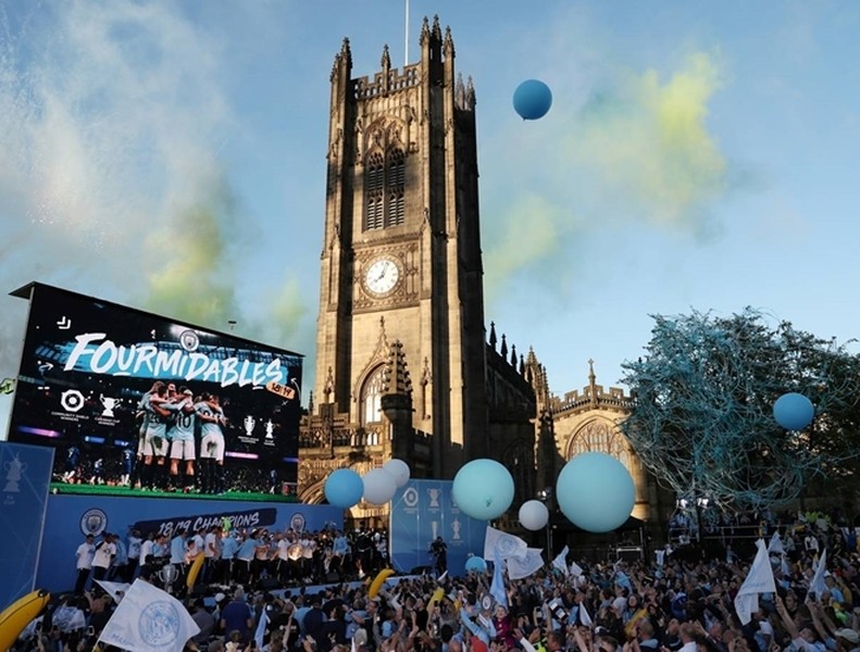 [ẢNH] Nhìn Man City phủ xanh thành Manchester trong lễ ăn mừng, M.U có hổ thẹn?