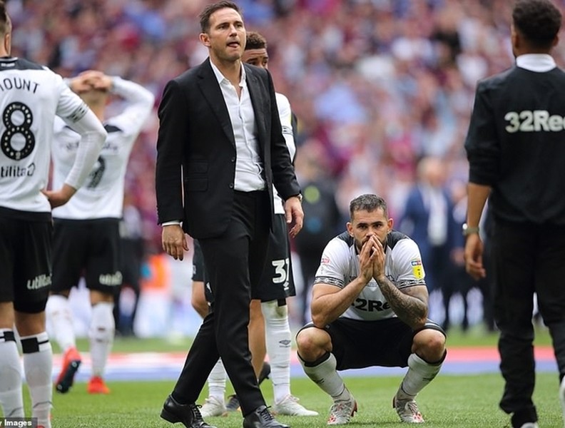 [ẢNH] Lampard buồn bã nhìn đội của Terry lên hạng, sau trận đấu đắt giá nhất hành tinh