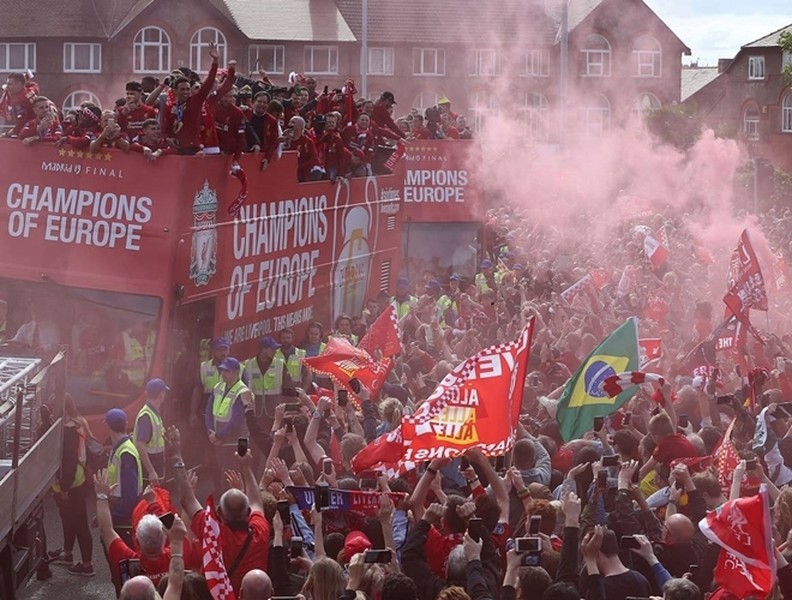 [ẢNH] Biển người rực đỏ chào đón những người hùng Liverpool trở về