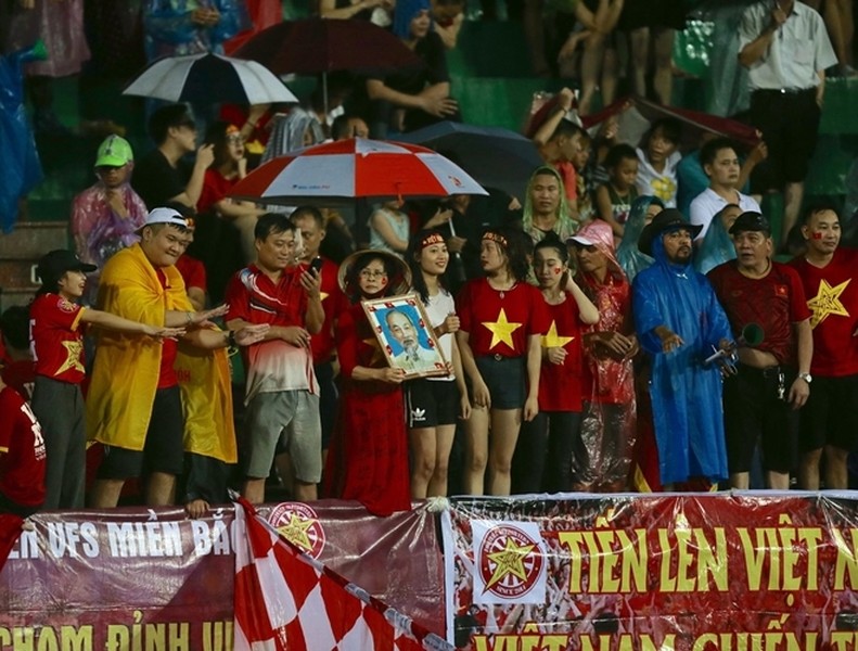 [ẢNH] CĐV cuồng nhiệt đội mưa gió sấm chớp cổ vũ U23 Việt Nam