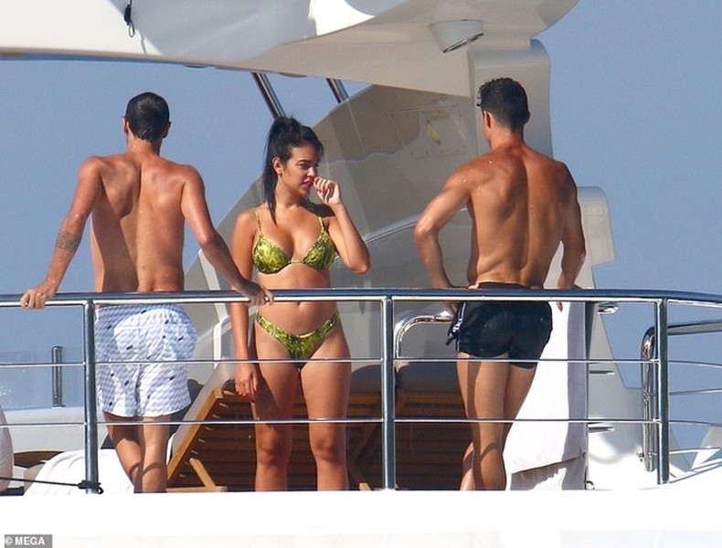 [ẢNH] Ronaldo gây sốt khi hôn đắm đuối bạn gái xinh đẹp giữa biển