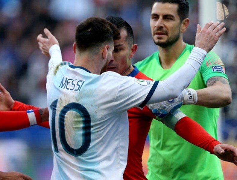 [ẢNH] Cận cảnh tình huống Messi bị gây gổ, nhận thẻ đỏ oan uổng