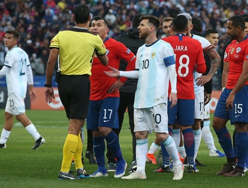 [ẢNH] Cận cảnh tình huống Messi bị gây gổ, nhận thẻ đỏ oan uổng