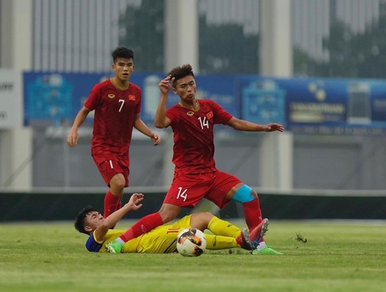 [ẢNH] Từ trên khán đài, thầy Park chỉ đạo U23 Việt Nam đá tập
