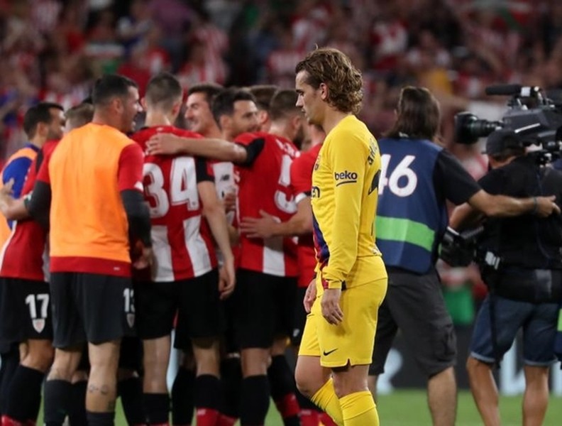 [ẢNH] Tân binh Barca ôm mặt thất vọng khi thua đau trận mở màn La Liga