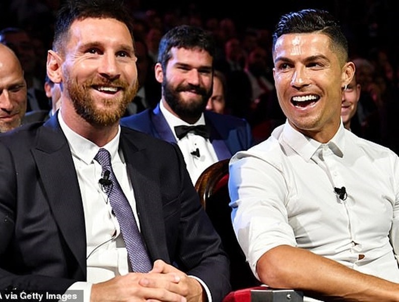Nếu bạn là fan của Ronaldo, bạn không thể bỏ lỡ bức ảnh này! Cùng xem chàng cầu thủ được trao giải thưởng đầy tự hào trong tà áo vest đẹp trai nhất.