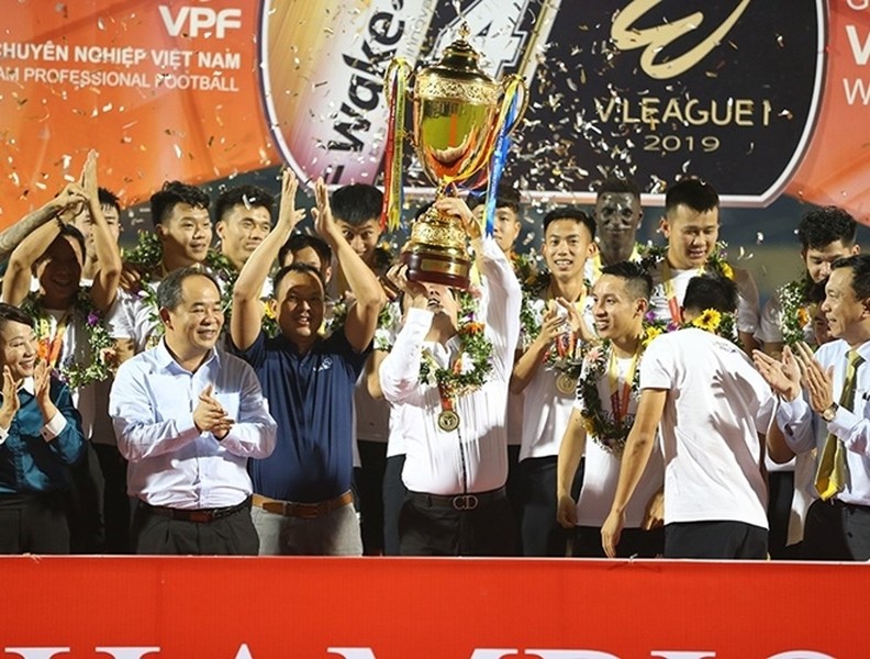 [ẢNH] Quang Hải bị CĐV quây kín trong lễ nhận cúp vô địch V-League 2019