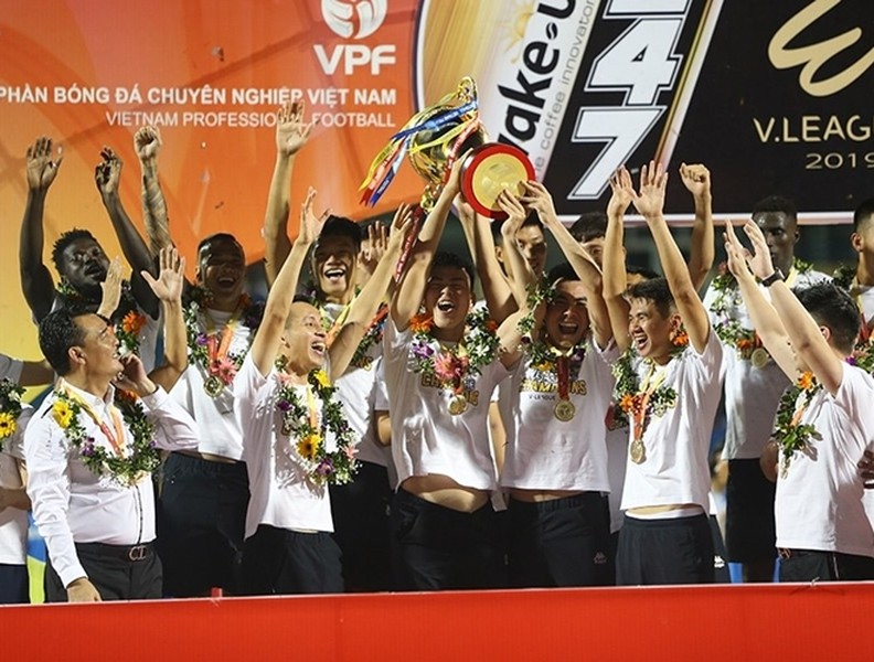 [ẢNH] Quang Hải bị CĐV quây kín trong lễ nhận cúp vô địch V-League 2019