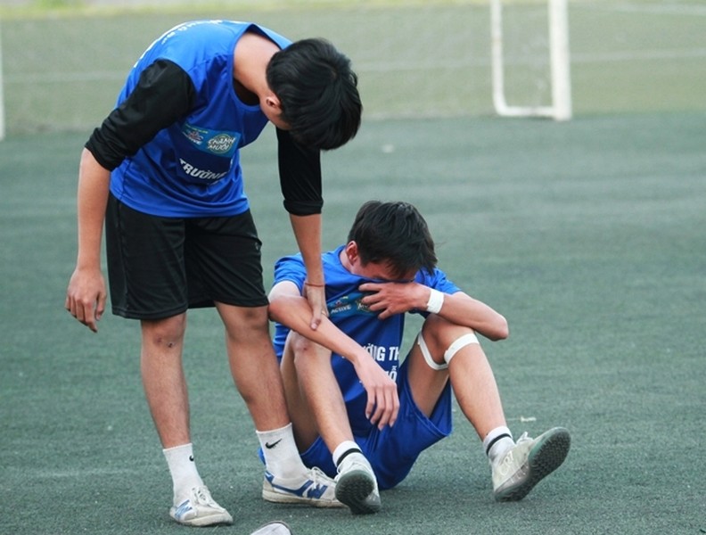 [ẢNH] Cầu thủ Đại Mỗ bật khóc sau trận thua á quân THPT Phùng Khắc Khoan
