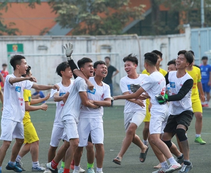 [ẢNH] Cầu thủ THPT Kim Liên bật khóc sau trận thua trước trường Vân Tảo