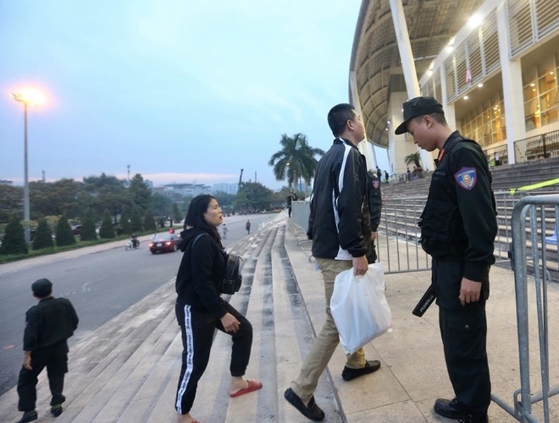 [ẢNH] Hàng rào thép gai dựng ngoài sân Mỹ Đình trước trận Việt Nam đấu UAE