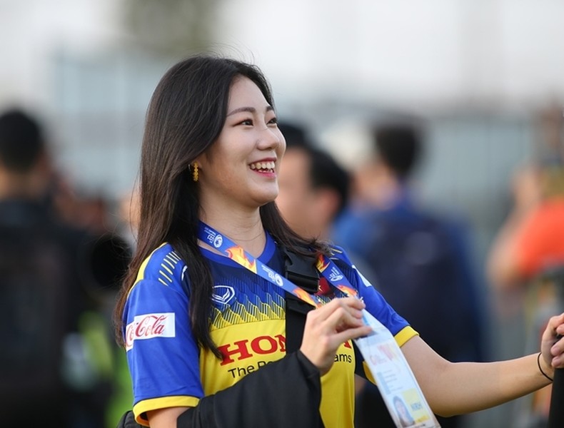 [ẢNH] Mặc áo U23 Việt Nam, nữ phóng viên Hàn Quốc xinh đẹp gây sốt