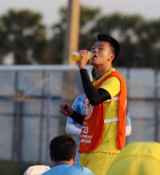 [ẢNH] U23 Việt Nam đẫm mồ hôi, quần thảo trên sân tập chờ đấu UAE
