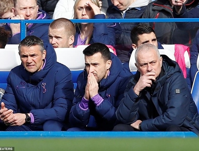 [ẢNH] Jose Mourinho cười bí hiểm khi lần thứ hai thua học trò cũ Frank Lampard