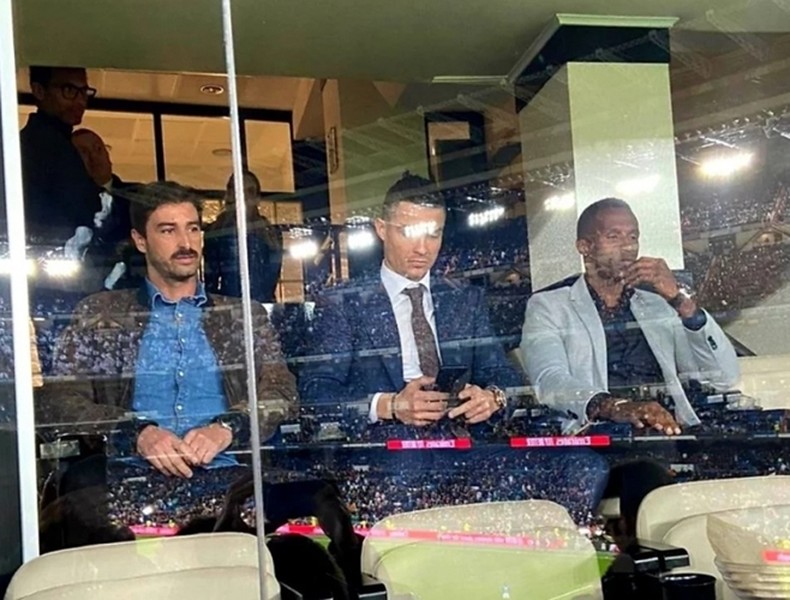 [ẢNH] Dự khán Siêu kinh điển, Ronaldo khoái chí nhìn Messi bạc nhược trước Real