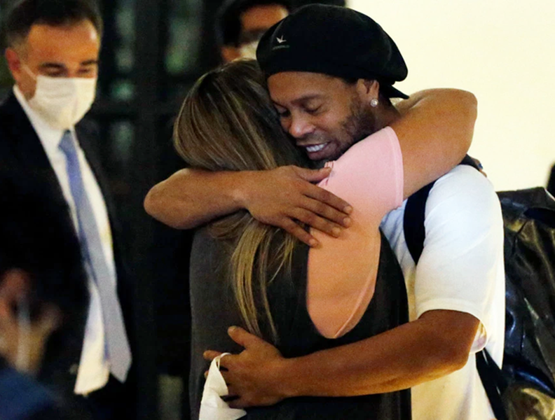 [ẢNH] Ronaldinho ôm cô gái bí ẩn sau khi ra khỏi tù