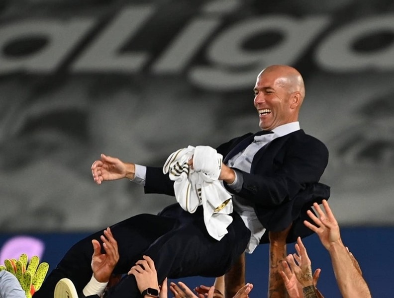 [ẢNH] Huyền thoại Zidane được học trò công kênh sau kỳ tích băng băng về đích