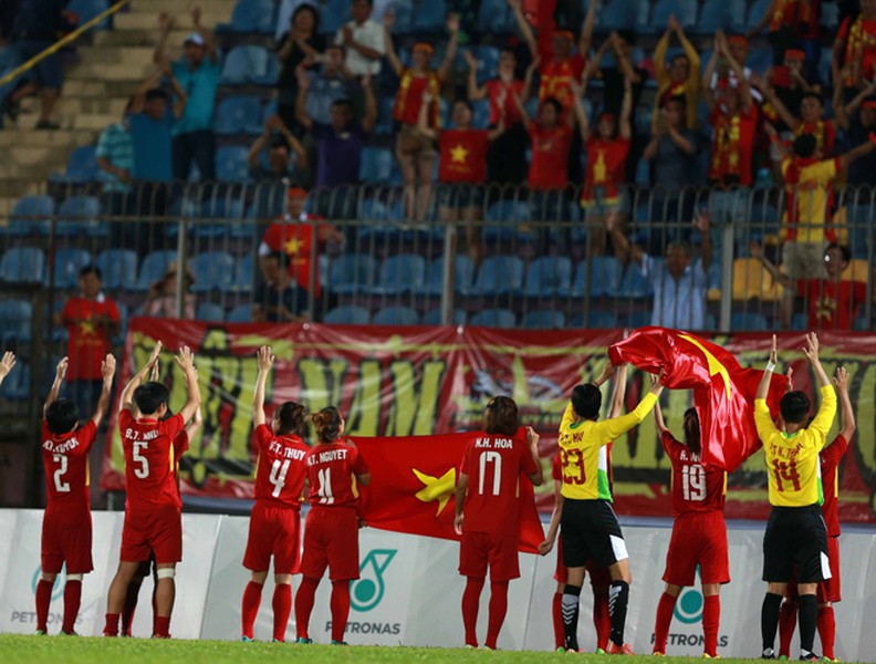 Khoảnh khắc: Tuyển nữ Việt Nam đăng quang, gỡ gạc thể diện cho bóng đá nam
