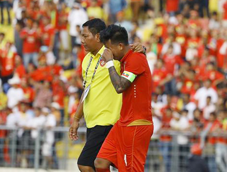 Cầu thủ Myanmar khóc như mưa sau bàn thua phút 90+5 trước Thái Lan