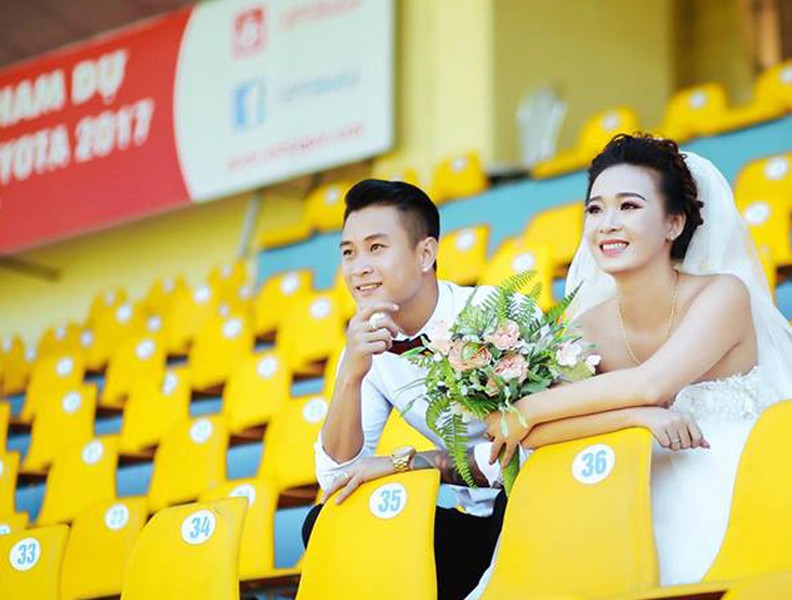 Thủ môn điển trai Nguyễn Hoài Anh tung ảnh cưới lãng mạn chụp trên sân Cẩm Phả