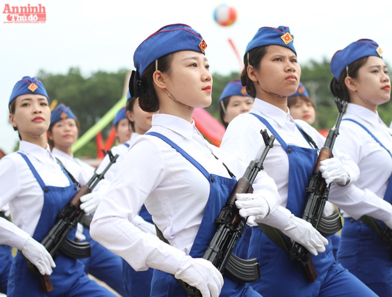 Nữ chiến sỹ tự vệ nổi bật giữa hội thao lực lượng vũ trang Thủ đô