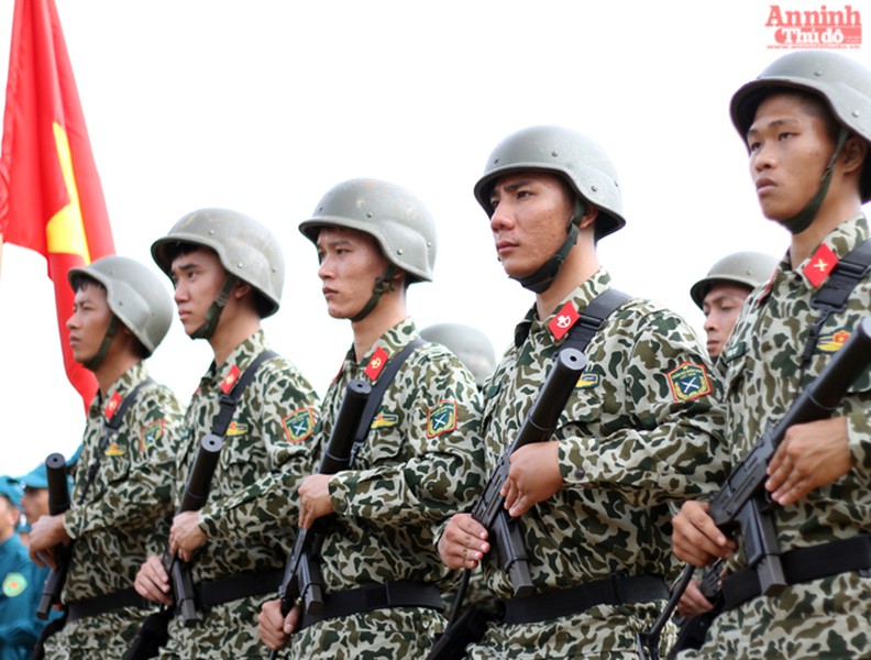 Nữ chiến sỹ tự vệ nổi bật giữa hội thao lực lượng vũ trang Thủ đô