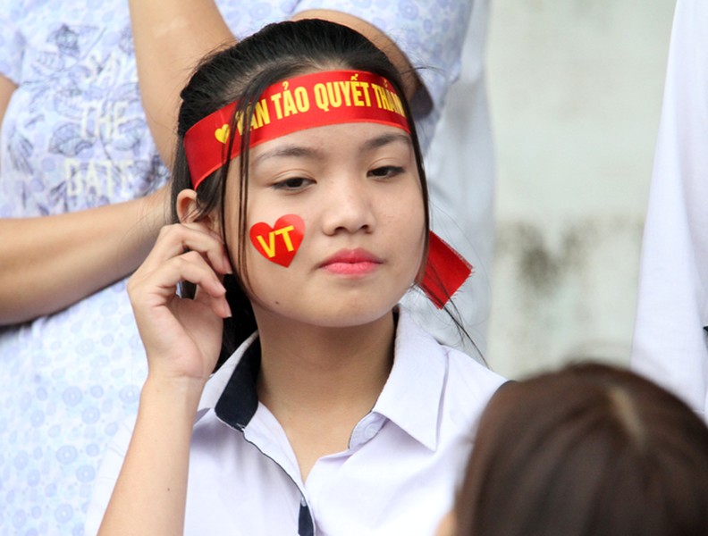Sắc thái cảm xúc đáng yêu của nữ sinh Hà Nội khi xem penalty