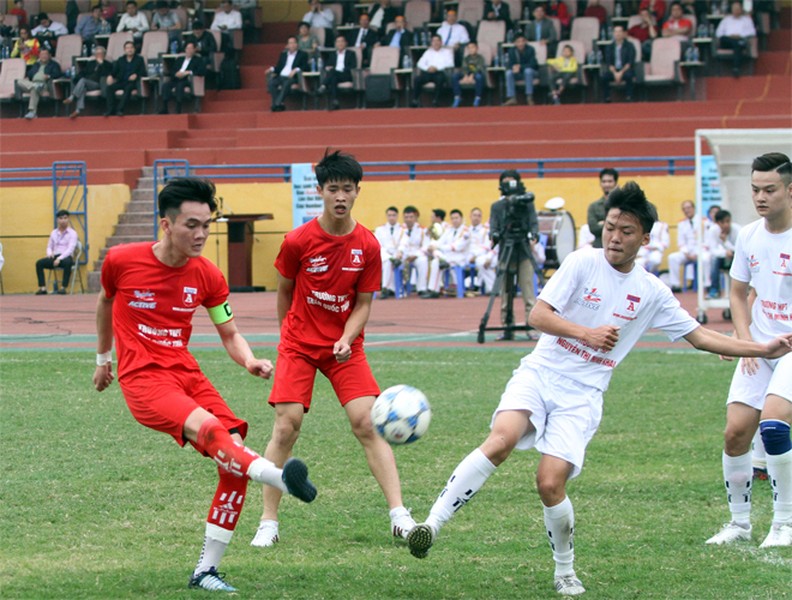 THPT Nguyễn Thị Minh Khai ăn mừng chức vô địch lần thứ ba