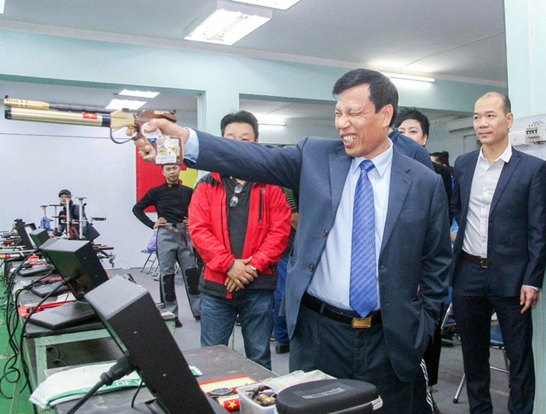 Bộ trưởng Nguyễn Ngọc Thiện bắn phát súng khai xuân tại Trung tâm Nhổn