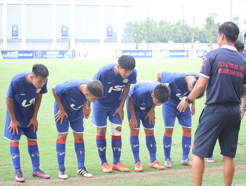 Thắng trận, cầu thủ U17 PVF cúi đầu lễ phép trước ban huấn luyện đối phương