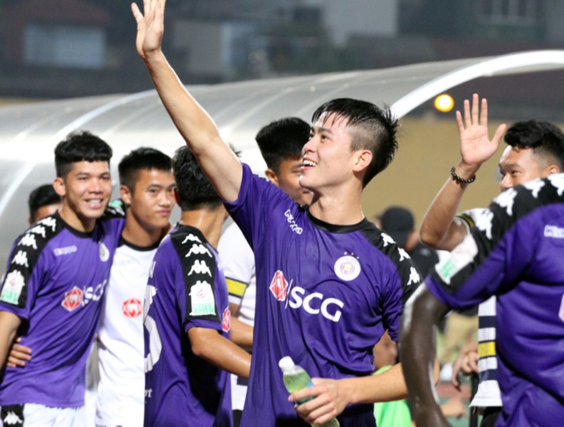[ẢNH] Cầu thủ Hà Nội công kênh bầu Hiển, ăn mừng chức vô địch V-League 2018
