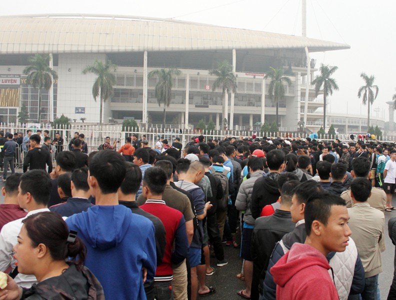 [ẢNH] Ngàn người chầu chực dưới mưa chờ mua vé trận Việt Nam - Malaysia