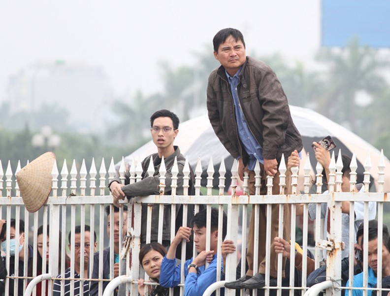 [ẢNH] Ngàn người chầu chực dưới mưa chờ mua vé trận Việt Nam - Malaysia