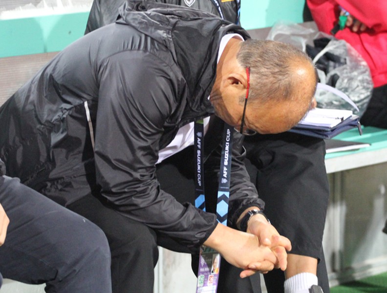 [ẢNH] Thầy trò ông Park cầu nguyện trước khi đá chung kết