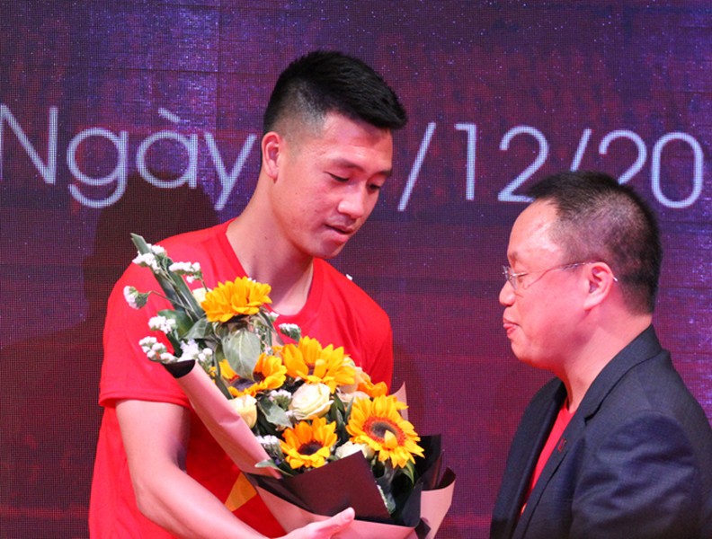 [ẢNH] Tiền vệ Huy Hùng nắm chặt tay bạn gái khi đi nhận thưởng 1 tỷ đồng