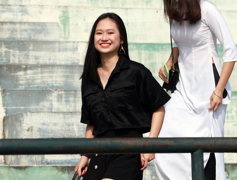 [ẢNH] Vẻ đẹp nữ sinh có 'nụ cười tỏa nắng' gây sốt giải bóng đá học sinh Hà Nội