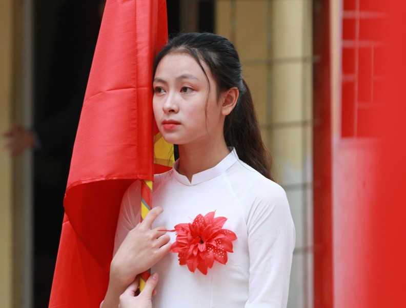 [ẢNH] Nữ sinh cầm cờ thu hút mọi ánh nhìn tại lễ xuất quân trường Ngô Sỹ Liên