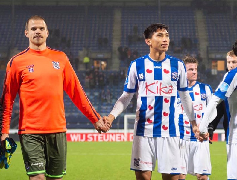 [ẢNH] Văn Hậu cười hết cỡ trong ngày được ra sân, cùng SC Heerenveen chiến thắng