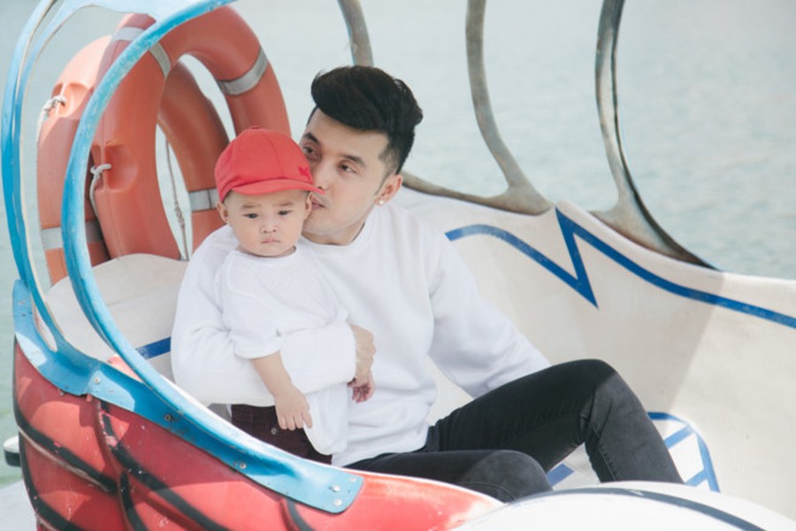 Ưng Hoàng Phúc cùng con trai 1 tuổi làm MV nhạc thiếu nhi