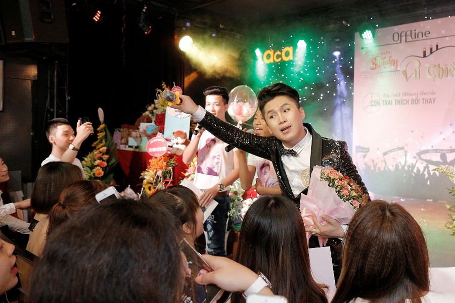 Ca sĩ Huy Cường bất ngờ làm MC trong sự kiện của cậu em Du Thiên