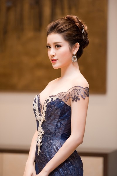 Á hậu Huyền My và Hoa hậu Mỹ Linh diện đầm cúp ngực khoe vẻ đẹp gợi cảm